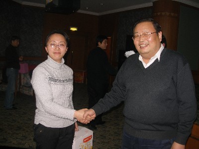 领导向获得幸运一等奖的员工表示祝贺